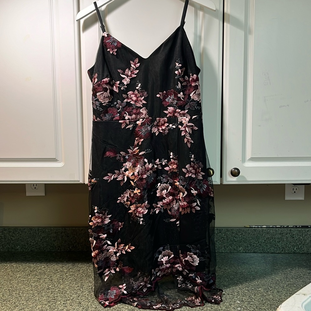 GUESS Adjustable hi-low slip dress
Color:black/burgundy floral embroidery
Size:6